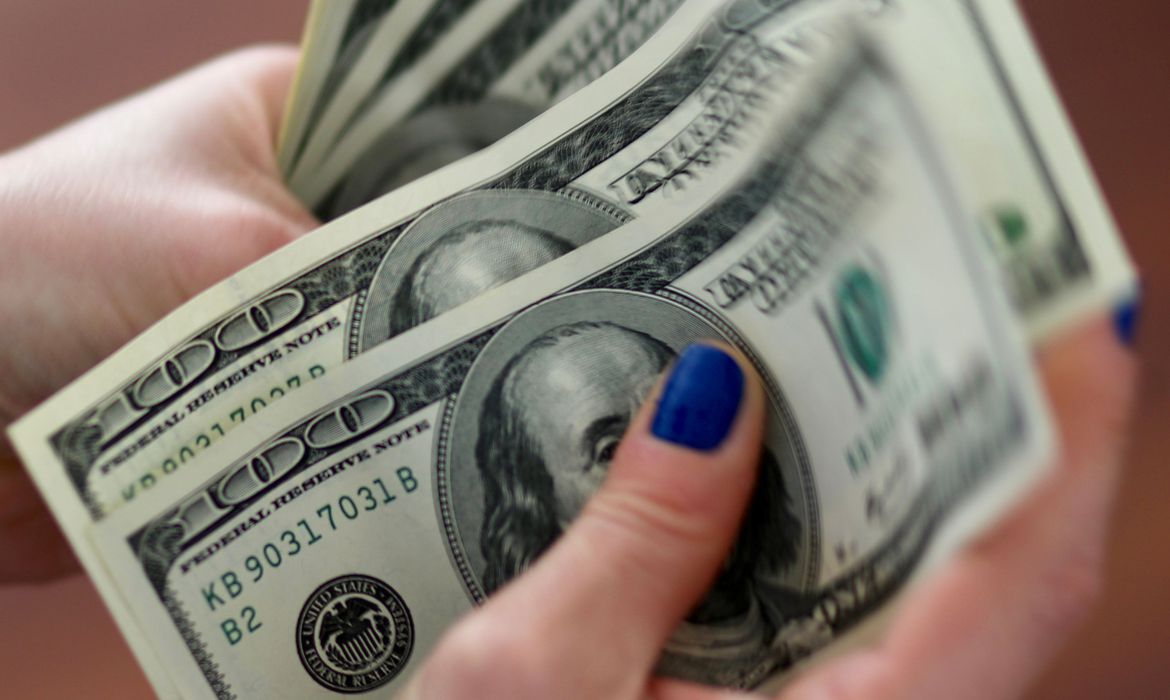 Economia | Dólar cai para R$ 5,16 ainda sob reflexo do Copom