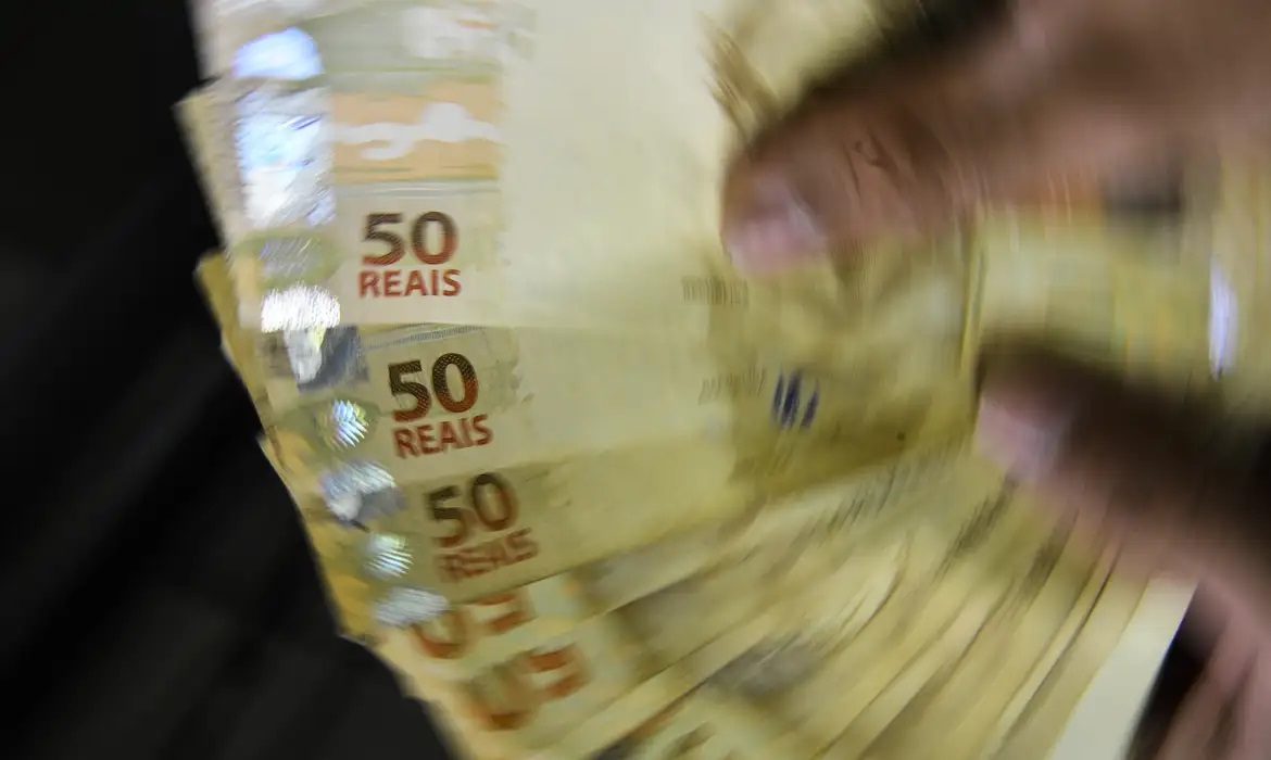 Economia | Governo propõe salário mínimo de R$ 1.502 em 2025