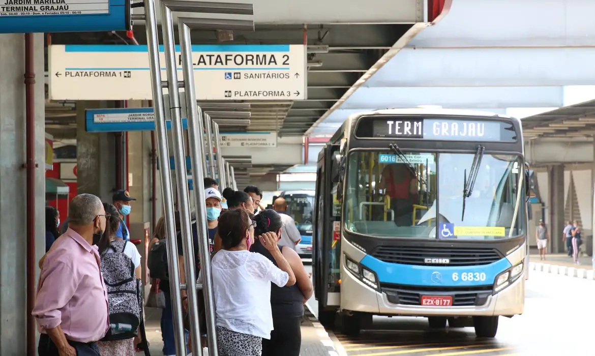 Economia | Setor de serviços recua 0,2% em janeiro, influenciado por transportes