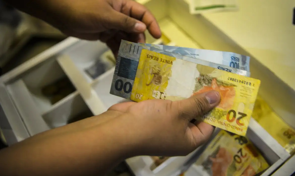 Economia | Rendimento médio dos brasileiros chega a R$ 3.270