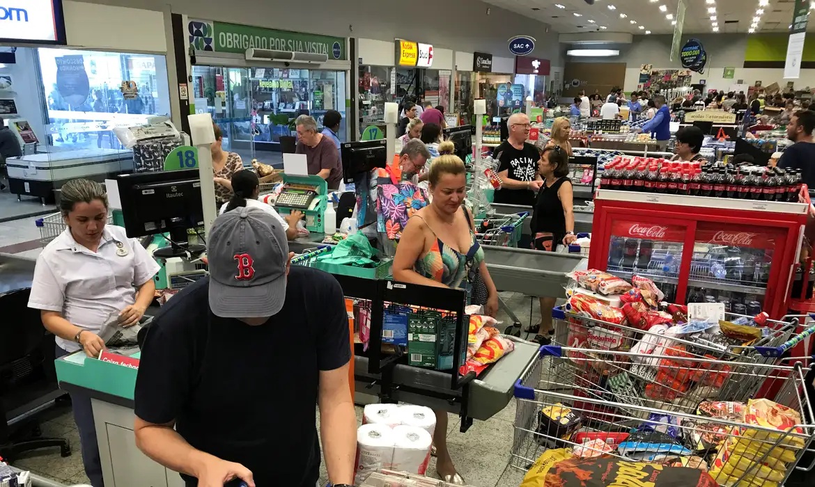 Economia | Preços dos alimentos caem pelo 4º mês consecutivo, diz IBGE