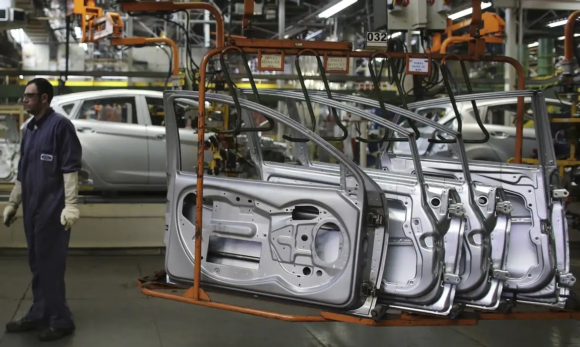 Economia | Ind&uacute;stria nacional varia 0,1% em mar&ccedil;o e acumula alta de 3,1% em 2026