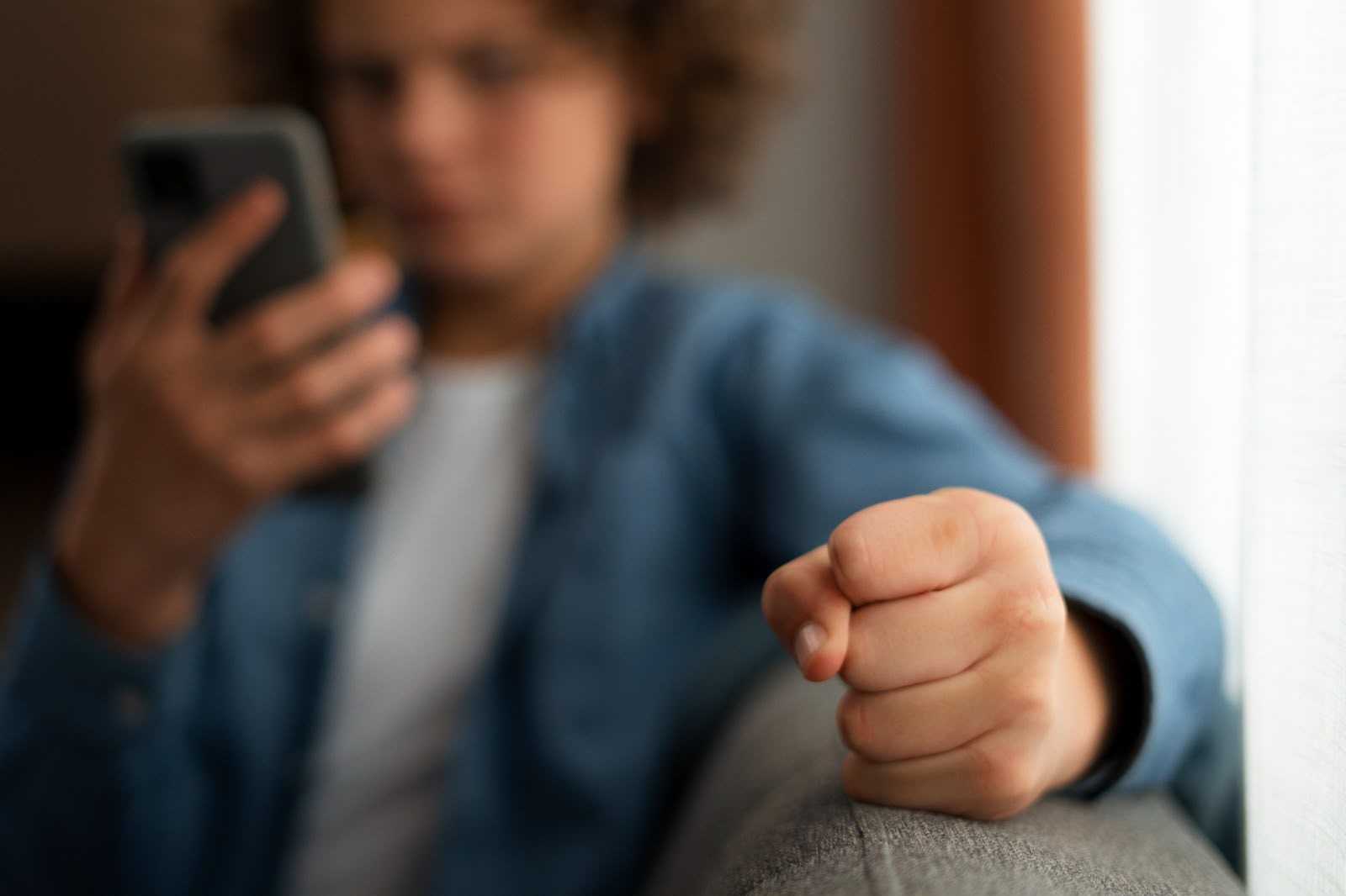 Sa&uacute;de | Medo de ficar de fora: como a FOMO pode afetar autoestima, sono e qualidade de vida